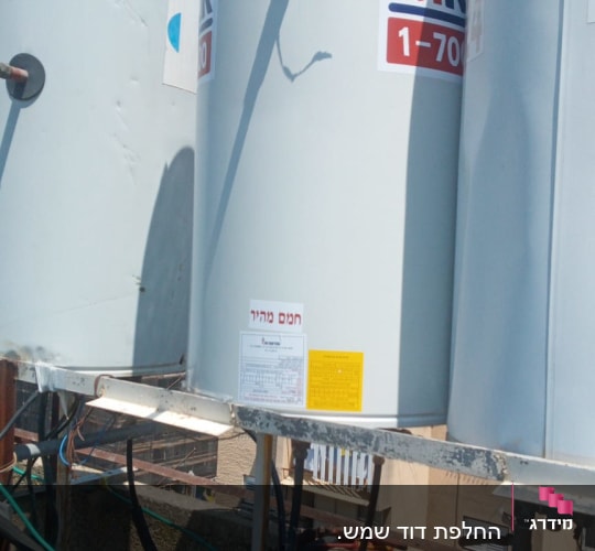 דודי שמש עם צינורות וחיבורים על גג
